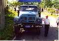 Sowjetischer LKW (30 Jahre) mit Fahrer vor der Fahrt in das Escambray-Gebirge.