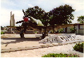 Ein cubanisches Jagdflugzeug, dass whrend der Kmpfe eingesetzt wurde, markiert den Eingang des Museums Giron. Hier wird der Verlauf der drei Tage dauernden Invasion dargestellt.